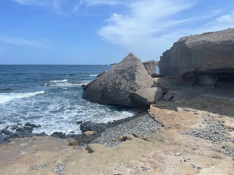 Faro de Punta Abona z oddali