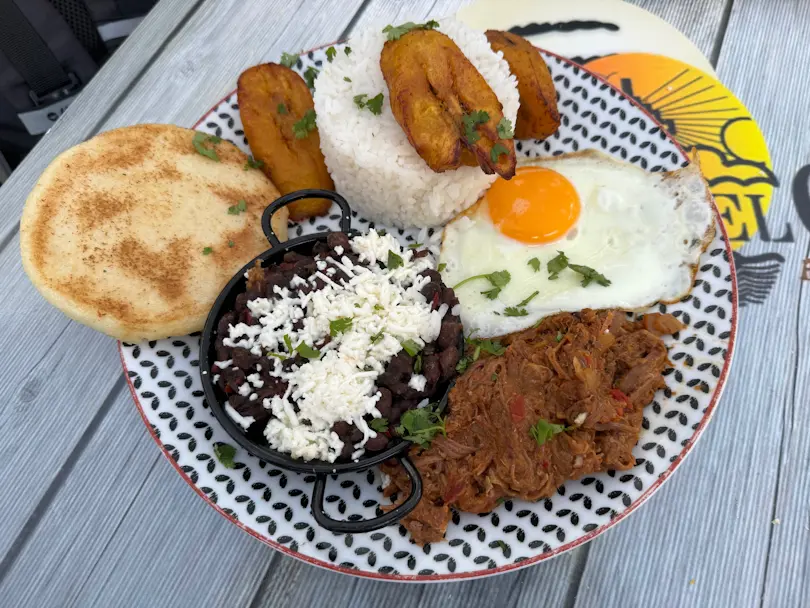 El Cabo Arepa's Bar - Pabellón Criollo