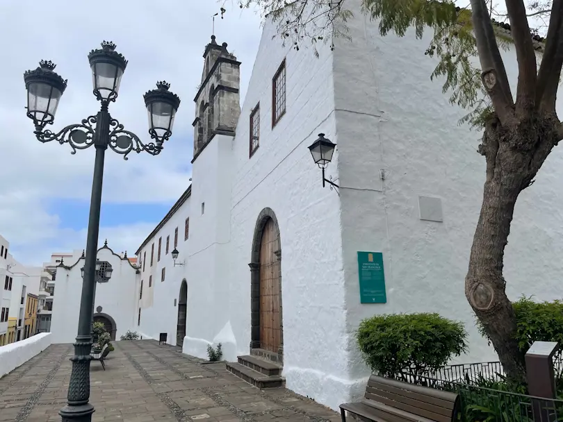 Biblioteca Municipal i Iglesia de San Francisco